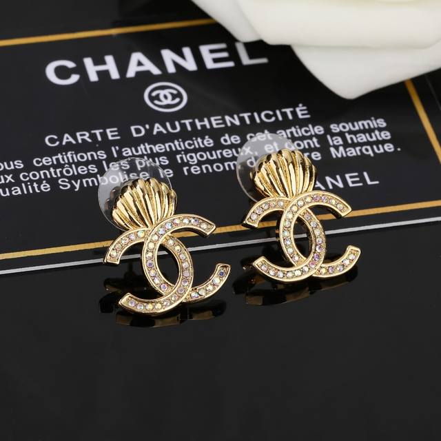 Chanel 小香新款耳环 每一个细节做工非常精细 这款设计非常美轮美奂 这款真的超级美超级仙 精致小姐姐必备